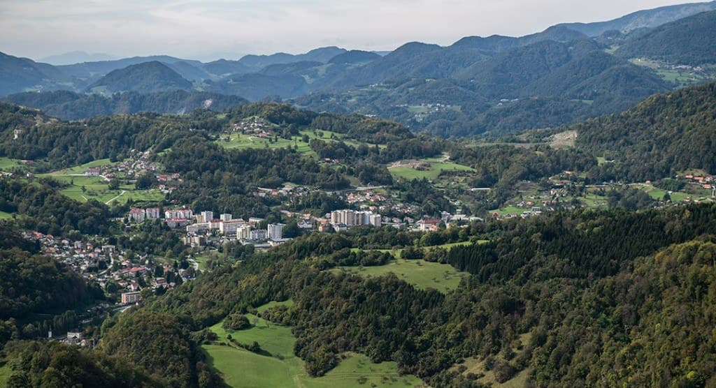 Panorama Hrastnika — mesto v zeleni dolini